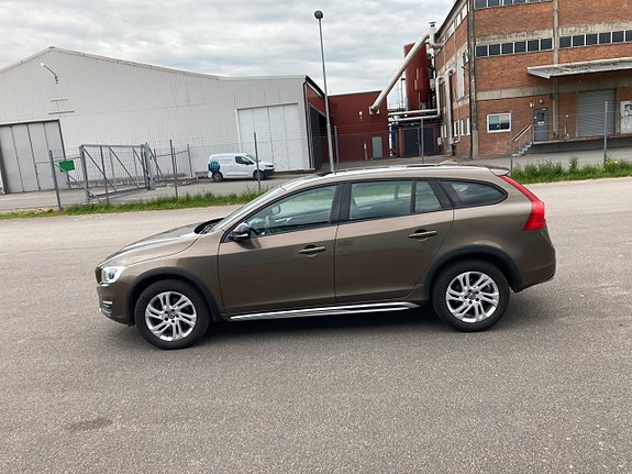 Volvo V60 Cross Country 8 of 23