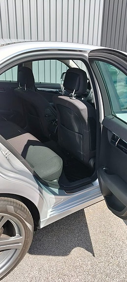 Mercedes-Benz C200 9 of 14