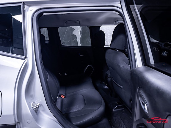 Jeep Renegade 16 of 26