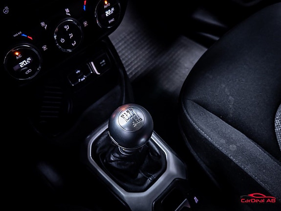 Jeep Renegade 24 of 26