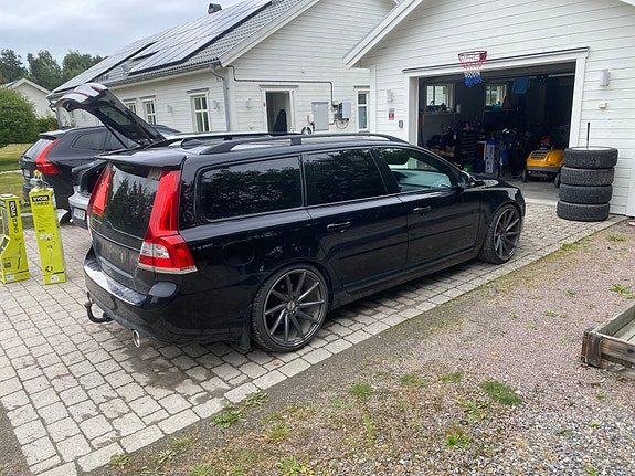 Volvo V70 2 of 8