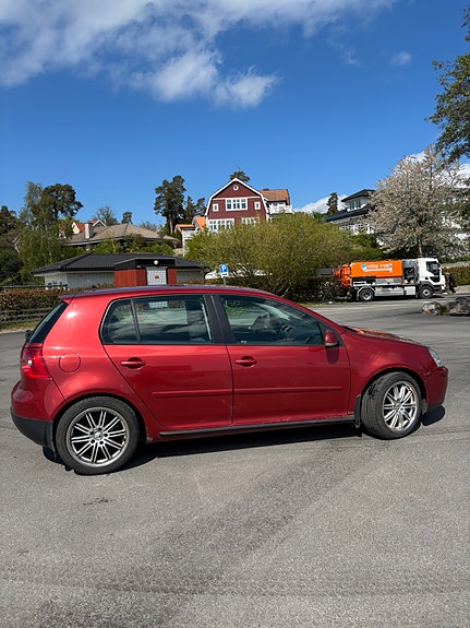 Volkswagen Golf V 2 of 10