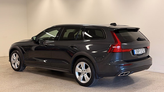 Volvo V60 Cross Country 3 of 5
