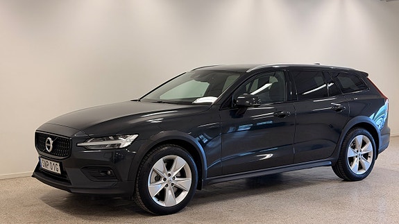 Volvo V60 Cross Country 2 of 5