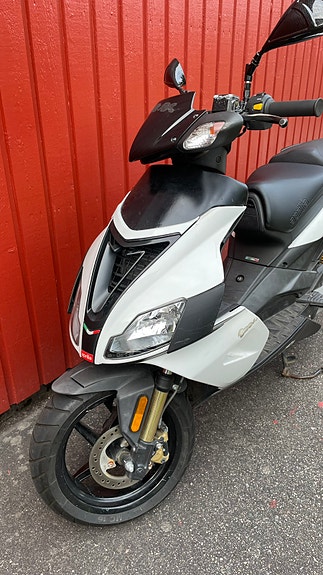 Aprilia SR 50 2T 2 of 3