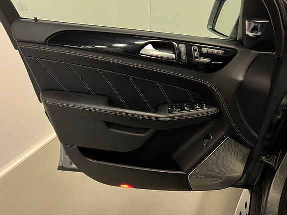 Mercedes-Benz ML63 24 of 30