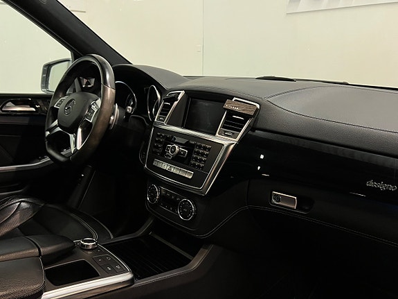 Mercedes-Benz ML63 16 of 30