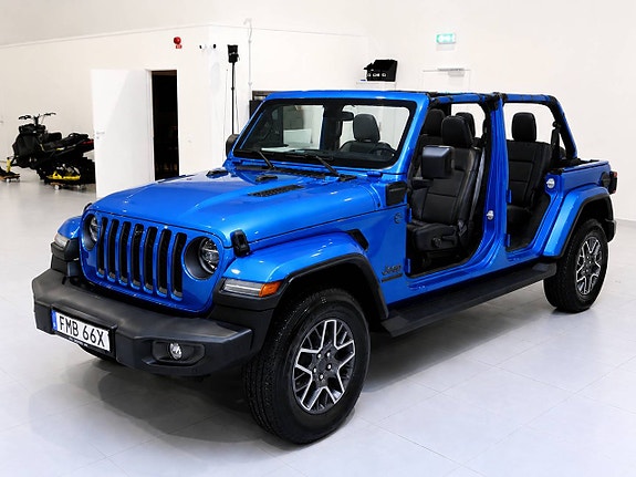 Jeep Wrangler Unlimited 2 of 5