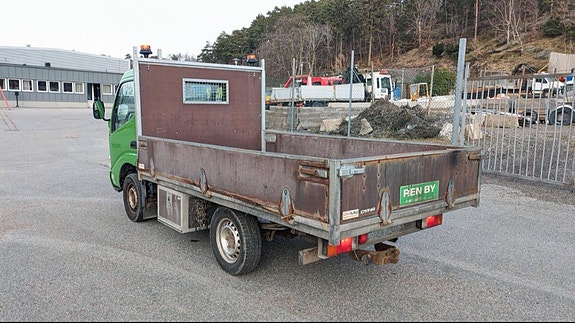 Toyota Dyna 100 2 of 10