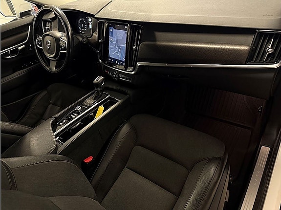 Volvo V90 Cross Country 10 of 25
