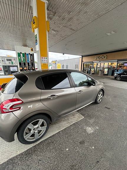 Peugeot 208 2 of 4