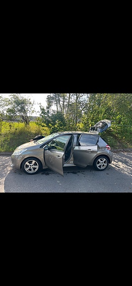 Peugeot 208 3 of 4