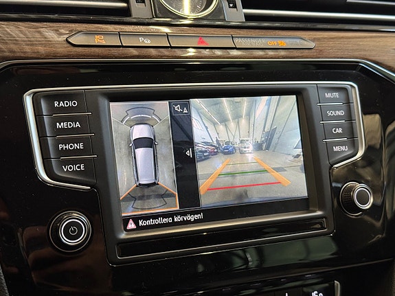 Volkswagen Passat 16 of 21