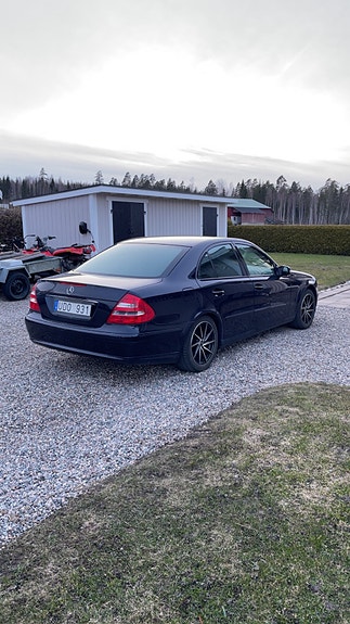Mercedes-Benz E200 2 of 4