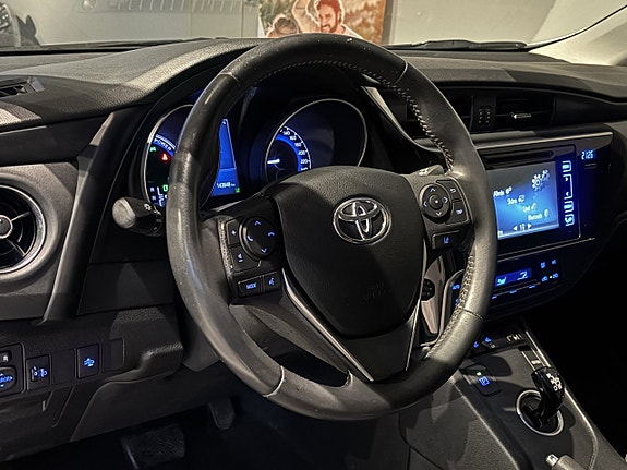 Toyota Auris 8 of 18