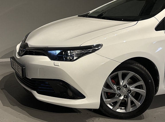 Toyota Auris 2 of 18