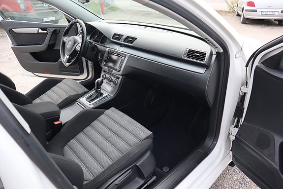 Volkswagen Passat 18 of 23