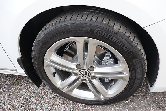 Volkswagen Passat 14 of 23