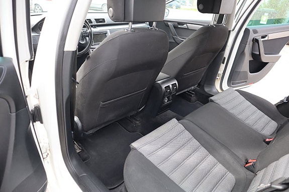Volkswagen Passat 21 of 23