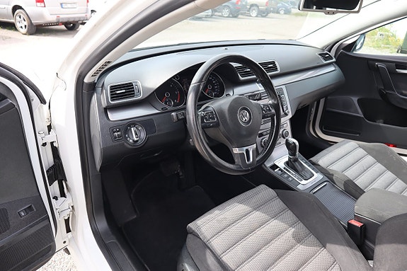 Volkswagen Passat 16 of 23