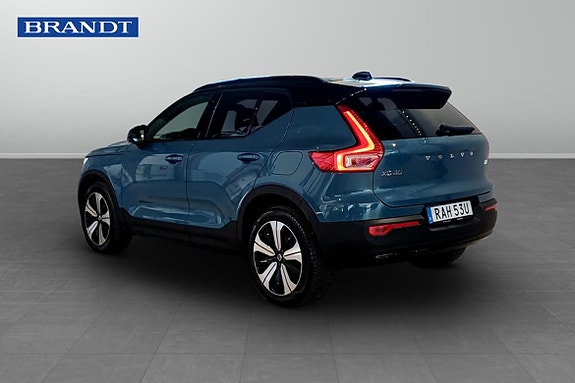Volvo XC40 2 of 5
