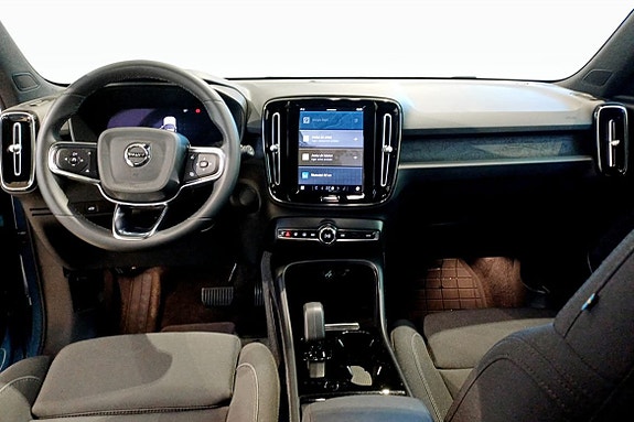 Volvo XC40 4 of 5