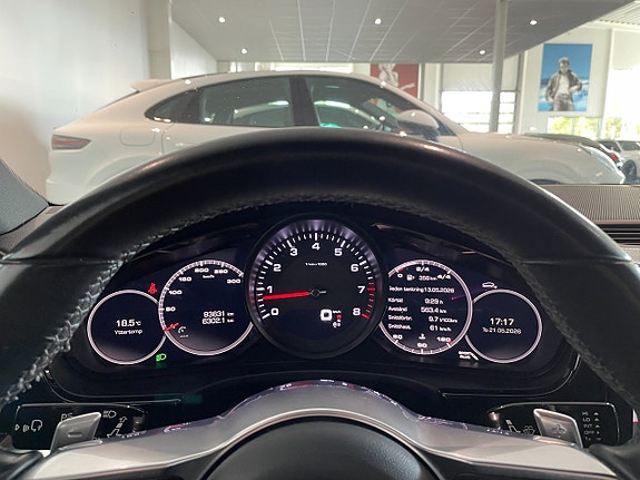 Porsche Panamera 4 8 of 16