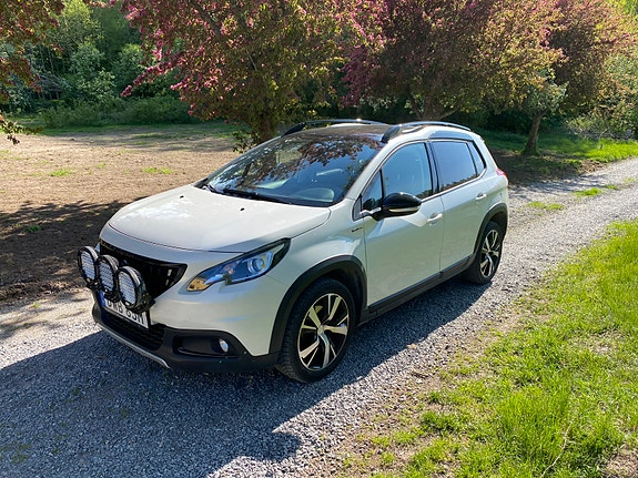 Peugeot 2008 2 of 5