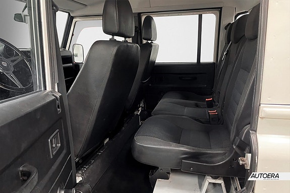 Land Rover Defender 130 12 of 28