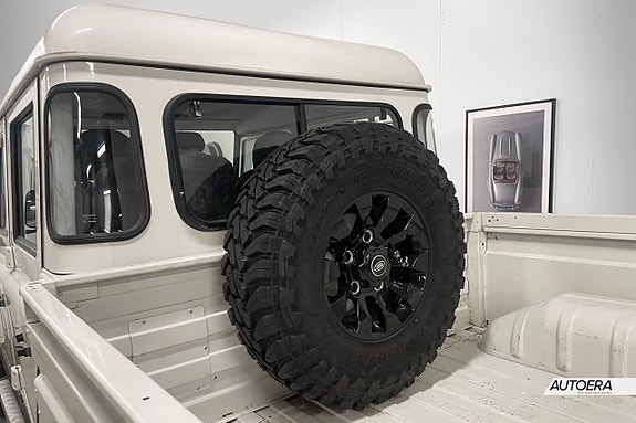 Land Rover Defender 130 26 of 28