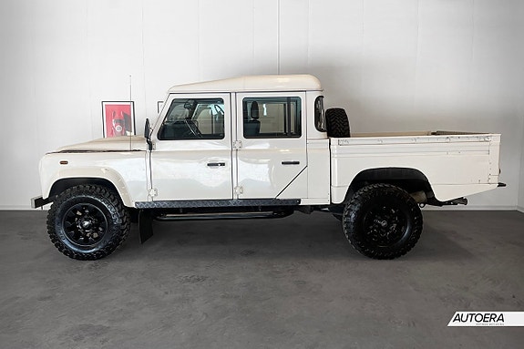 Land Rover Defender 130 2 of 5