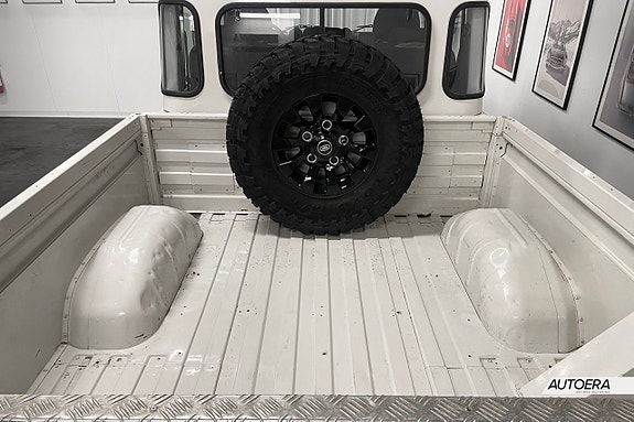 Land Rover Defender 130 23 of 28