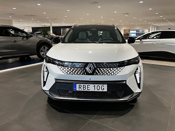 Renault Scenic E-Tech 2 of 5