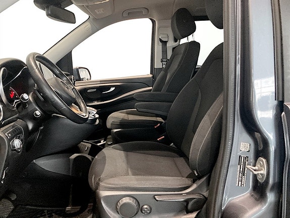 Mercedes-Benz V220 6 of 17