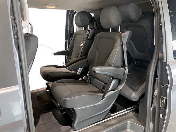 Mercedes-Benz V220 15 of 17