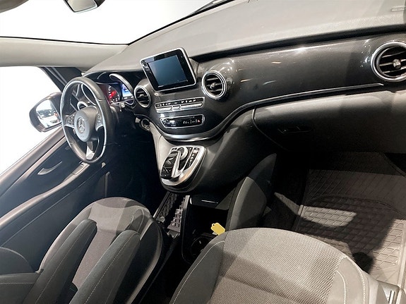 Mercedes-Benz V220 14 of 17