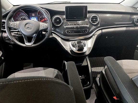 Mercedes-Benz V220 8 of 17