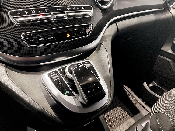 Mercedes-Benz V220 12 of 17