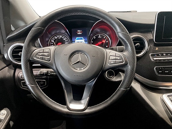 Mercedes-Benz V220 9 of 17