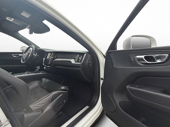 Volvo XC60 13 of 30