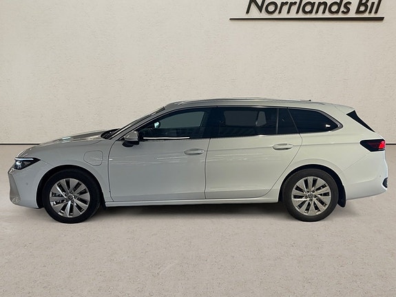 Volkswagen Passat 2 of 5