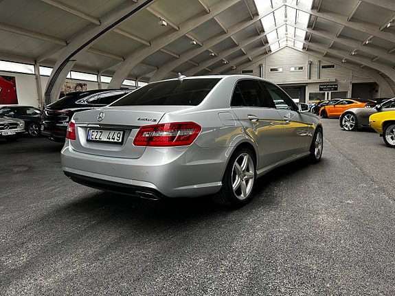 Mercedes-Benz E500 4 of 5