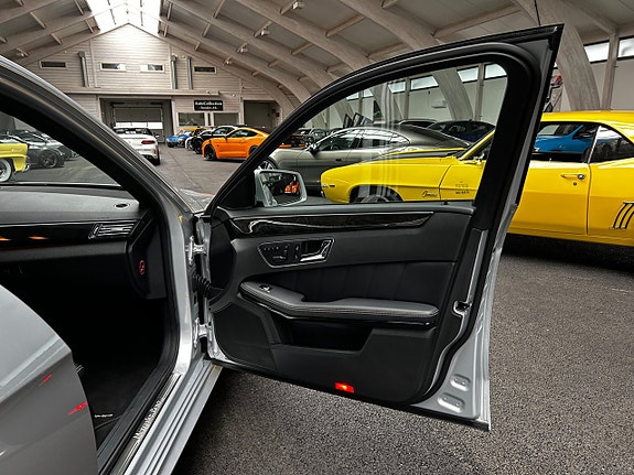 Mercedes-Benz E500 16 of 21