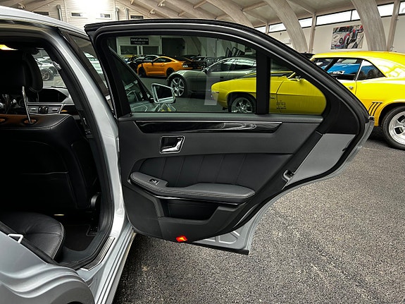 Mercedes-Benz E500 14 of 21
