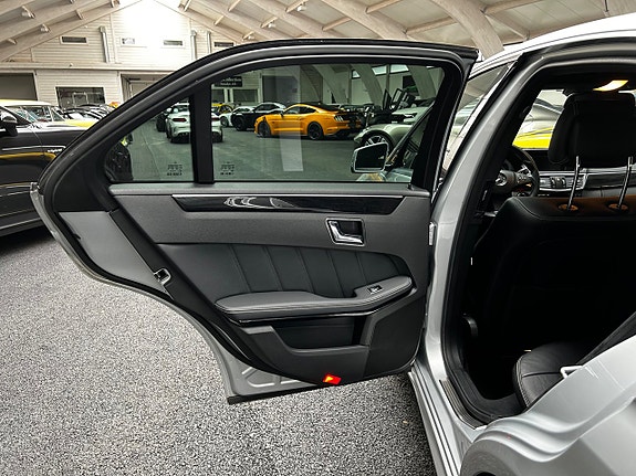 Mercedes-Benz E500 12 of 21