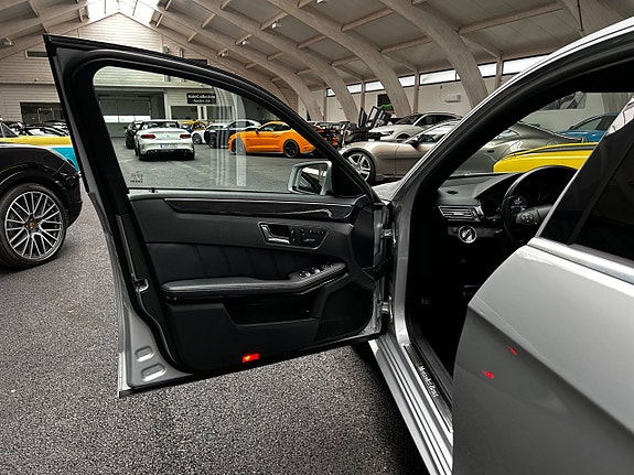 Mercedes-Benz E500 9 of 21