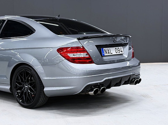 Mercedes-Benz C220 2 of 14