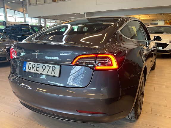 Tesla Model 3 4 of 5