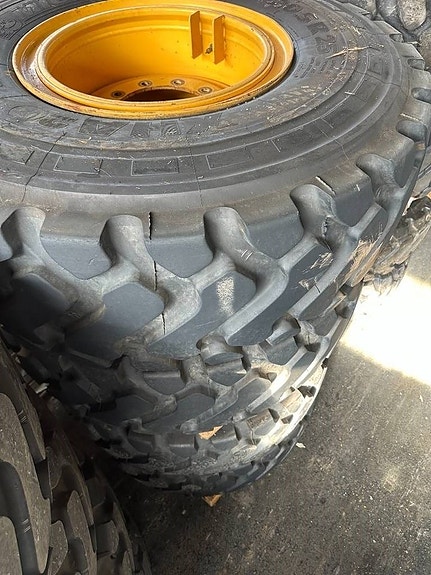 Volvo Kompletta hjul däck Michelin L60 L70 L90 OBS!!! 4 of 5