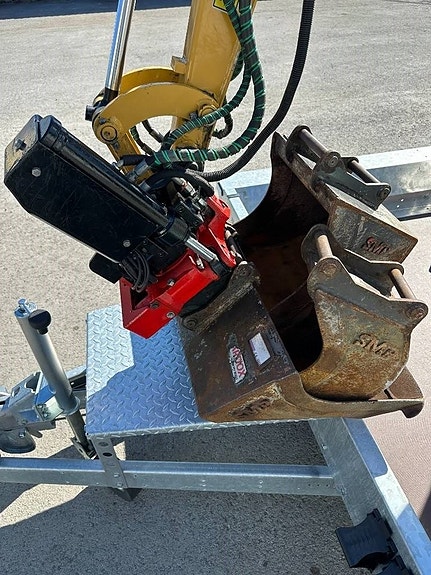 CAT 301.8 minigrävare med rotortilt och skopor 11 of 17